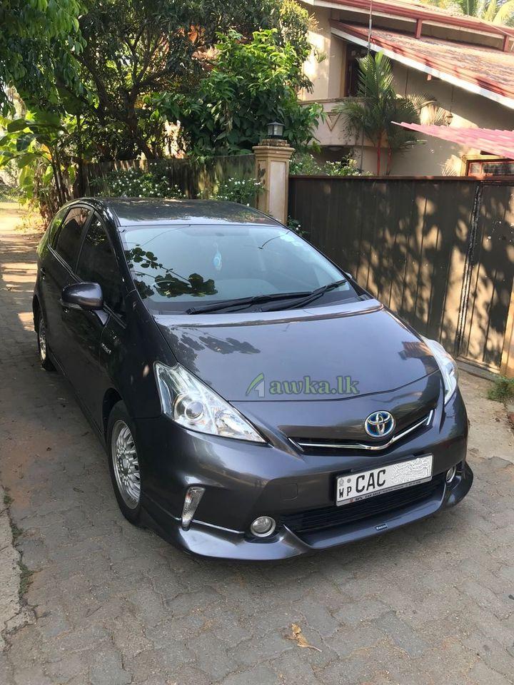 Toyota prius alpha 2012